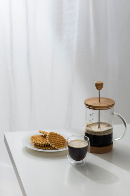 Blick auf die French Press für Kaffee mit Holzbecher