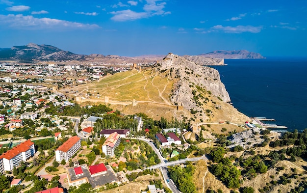 Blick auf die genuesische festung im ukrainischen territorium sudak krim, das von russland annektiert wurde