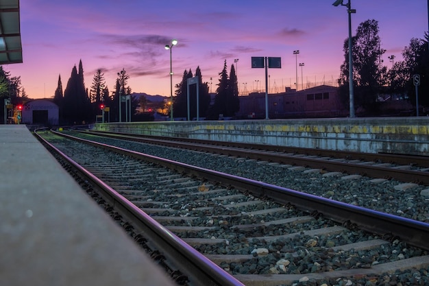 Blick auf die Gleise am Bahnhof in Ronda bei Nacht