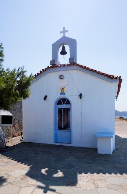 Blick auf die griechische Kirche im Stil der Kykladen am Strand auf der griechischen Insel Euböa in Griechenland