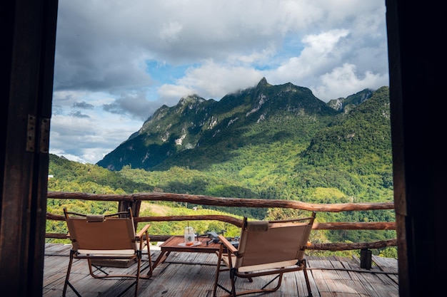 Blick auf die grünen Berge bei Chiang Dao