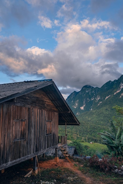 Blick auf die grünen Berge bei Chiang Dao