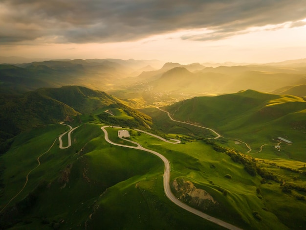 Blick auf die grünen Berge und Hügel bei Sonnenuntergang Gumbashi Pass im Nordkaukasus Russland