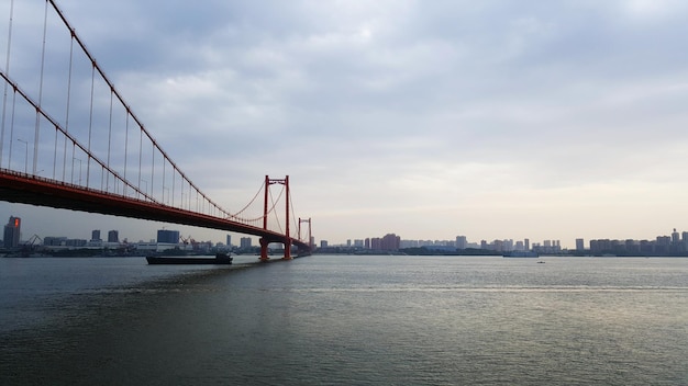 Blick auf die Hängebrücke vor bewölktem Himmel