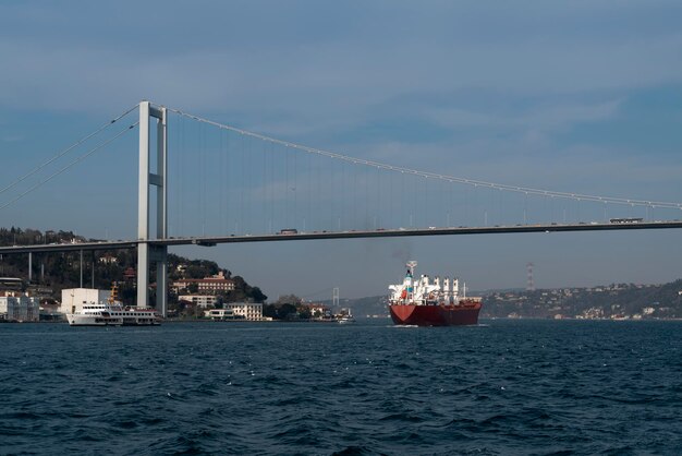 Blick auf die Hängebrücke zwischen den europäischen und asiatischen Teilen Istanbuls über die Bosporus-Brücke 15. Juli Märtyrer an einem sonnigen Tag Istanbul Türkei