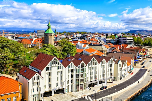 Blick auf die Häuser, die Straße und die Kathedrale, Norwegen