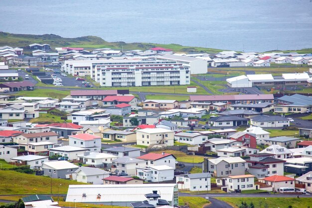 Blick auf die Häuser und Gebäude auf der Insel Heimaey des Vestmannaeyjar-Archipels Island