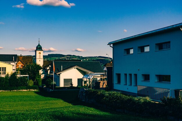 Blick auf die Häuser vor dem blauen Himmel