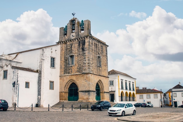 Blick auf die historische Kirche von Se, in der Altstadt von Faro, Portugal.