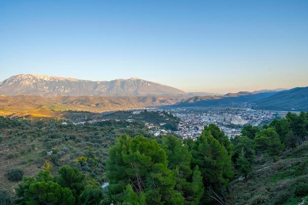 Blick auf die historische Stadt im Süden Albaniens bei Nacht mit blinkenden Lichtern und weißem Haus