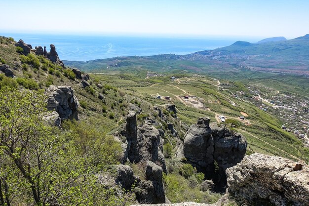 Blick auf die Hochebene der Krimberge und das Schwarze Meer von der Spitze des Demerdzhi Russland