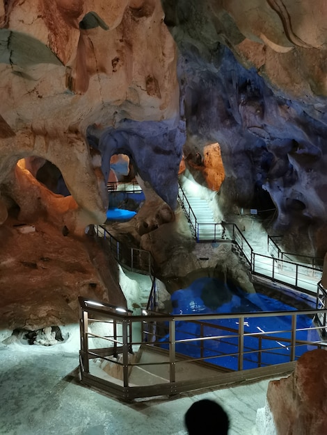 Blick auf die Höhle Cueva del Tesoro in Malaga