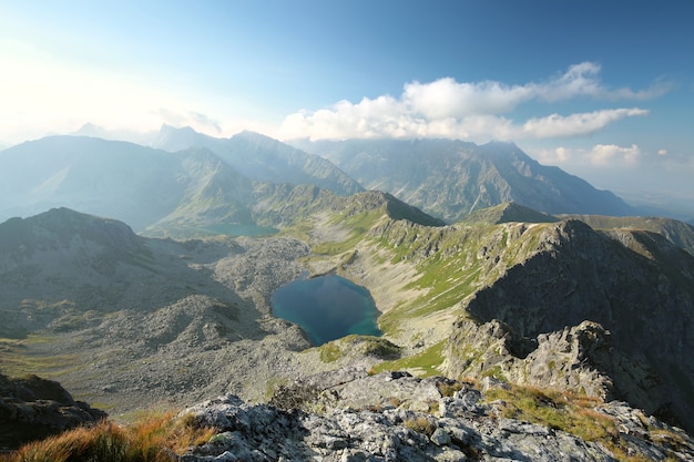 Blick auf die hohen Gipfel in den Karpaten über dem Tal