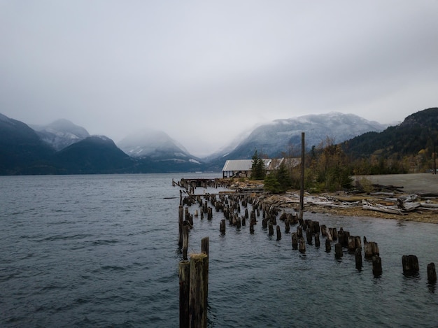 Blick auf die Holzpfosten mit Blick auf den Howe Sound