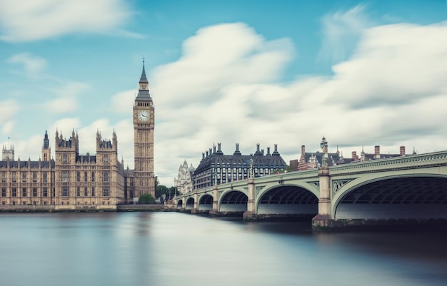 Blick auf die Houses of Parliament, Big Ben und die Westminster Bridge in London. ideal für Webseiten und Zeitschriftenlayouts