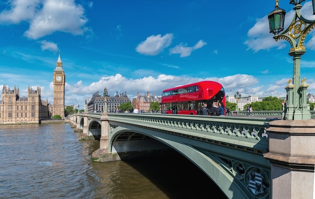 Blick auf die Houses of Parliament und Big Ben mit Westminster Bridge an einem Sommertag in London. ideal für Webseiten und Zeitschriftenlayouts