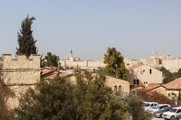 Blick auf die Hügel und die Stadt Israel