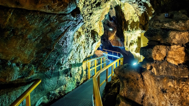 Blick auf die Ialomitei-Höhle im Bucegi-Gebirge, Rumänien. Touristen, Brücken, Beleuchtung