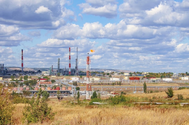 Blick auf die Industriestadt der Ölraffinerie