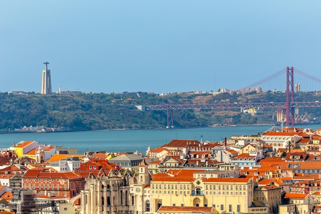 Blick auf die Innenstadt von Lissabon mit den Ufern des Tejo und der Brücke vom 25. April im Hintergrund Portugal