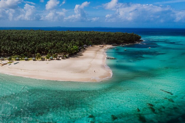 Blick auf die Insel Daku vom Himmel. Schuss mit Drohne über der schönen Insel aufgenommen. Konzept über Reisen, Natur und Meereslandschaften