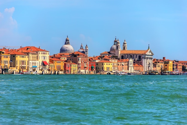 Blick auf die Insel Guidecca mit der Gesuati-Kirche Venedig Italien