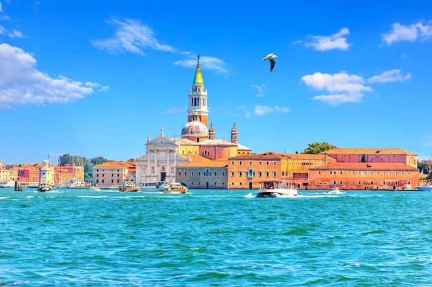 Blick auf die Insel Guidecca mit ihrer Kirche und ihren Booten Venedig Italien