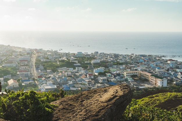 Blick auf die Insel Phu Quy in Vietnam vom Gipfel des Berges Cao Cat