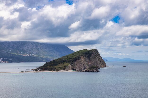 Blick auf die Insel St. Nikola in der Nähe von Budva