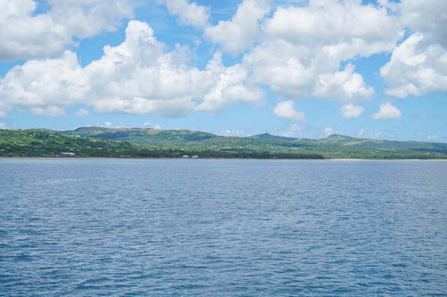 Blick auf die Insel vom Meer aus