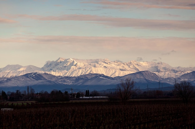 Blick auf die italienische Landschaft mit Alpenbergen im Hintergrund