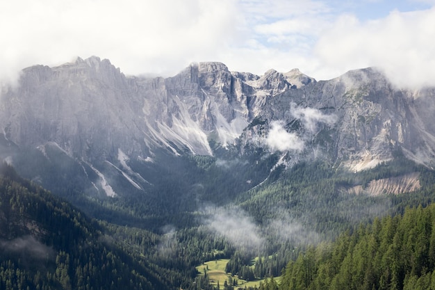 Blick auf die italienischen Dolomiten mit niedrigen Wolken