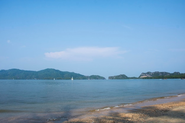 Blick auf die Kalkstein-Berginsel der Landschaft im Meer des Mu Ko Phetra Marine National Park für thailändische Reisende, Reisebesuch und Tour in Pak Bara Waterfront Beach in der Stadt La ngu in Satun Thailand