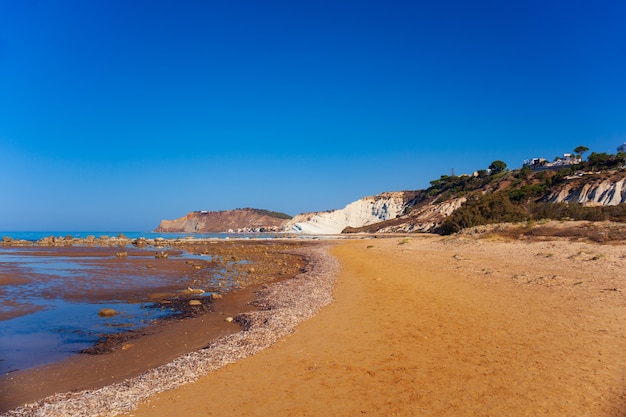 Blick auf die Kalksteinfelsen mit Strand an der Scala dei Turchi auf Englisch Treppe der Türken in der Nähe von Realmonte in der Provinz Agrigento. Sizilien, Italien