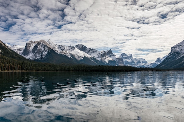 Blick auf die kanadischen Rockies Reflexion über den Maligne See im Jasper Nationalpark, AB, Kanada