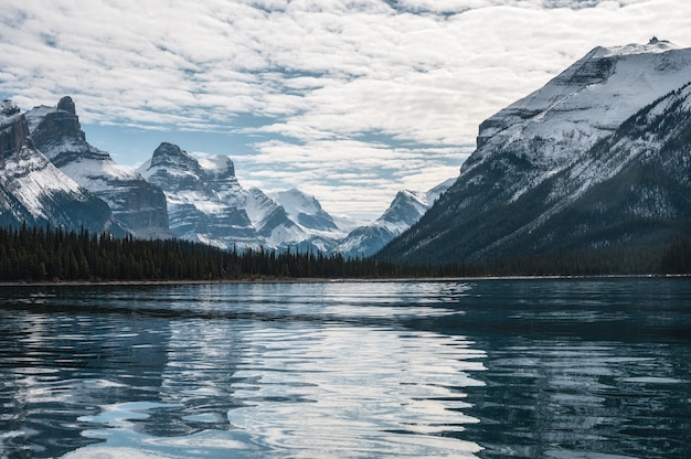 Blick auf die kanadischen Rockies Reflexion über den Maligne See im Jasper Nationalpark, AB, Kanada