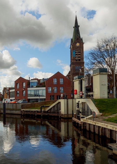 Blick auf die Kanalbrücke Kirche und Häuser in der niederländischen Stadt Vlaardingen Niederlande