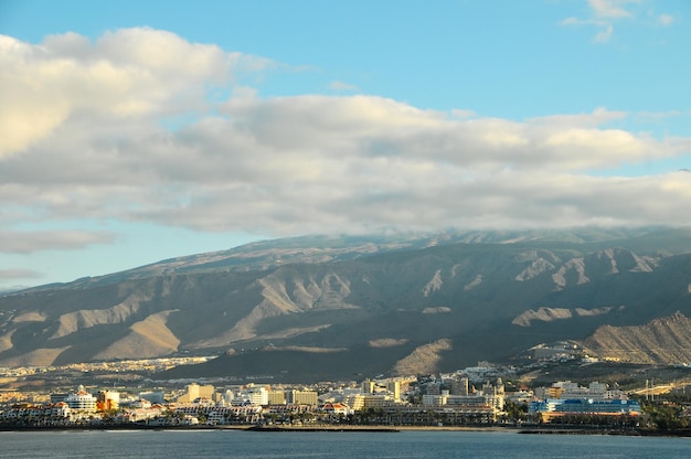 Blick auf die Kanarischen Inseln Teneriffas vom Meer aus