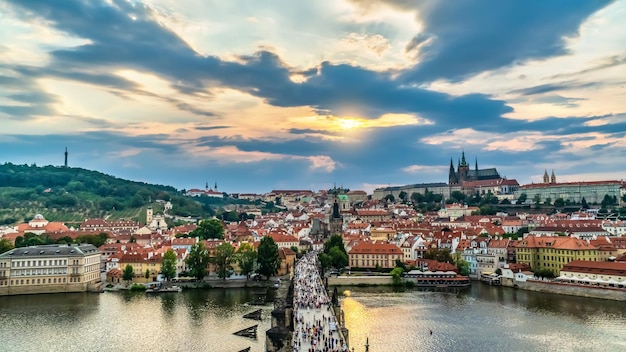 Blick auf die Karlsbrücke in Prag bei Sonnenuntergang von oben