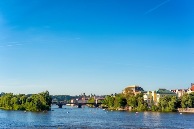 Blick auf die Karlsbrücke und das Prager Stadtbild. Tschechien