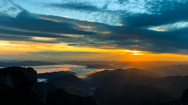 Blick auf die Karpaten vom Toaca-Gipfel bei Sonnenuntergang in Rumänien