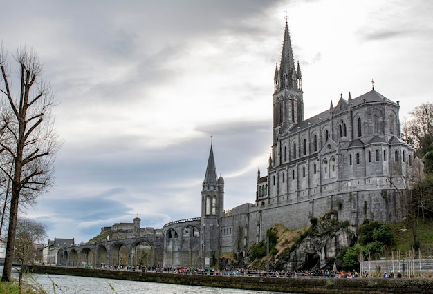 Blick auf die Kathedrale in Lourdes, Frankreich