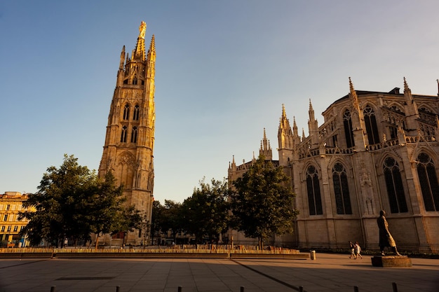 Blick auf die Kathedrale SaintAndre bei Sonnenuntergang Bordeaux Frankreich