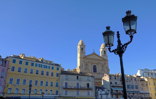 Blick auf die Kathedrale St. Jean Baptiste im alten Hafen von Bastia, der zweitgrößten korsischen Stadt.