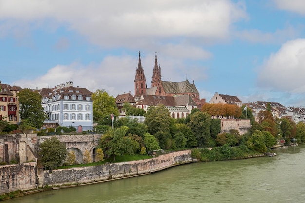 Blick auf die Kathedrale von Basilea in Suiza vom Fluss Rio