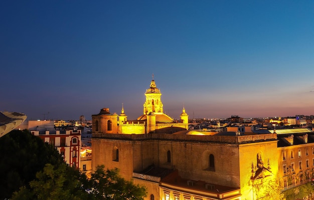 Blick auf die Kirche der Verkündigung von der Aussichtsplattform Metropol Parasol lokal auch bekannt als Las Setas Spanien