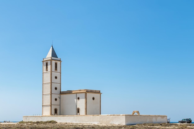 Blick auf die Kirche des Salzbergbaudorfes Rodalquilar in Almeria, Spanien