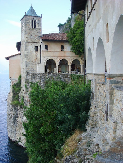 Blick auf die Kirche Madonna of the Rock an einem Sommertag Locarno Schweiz