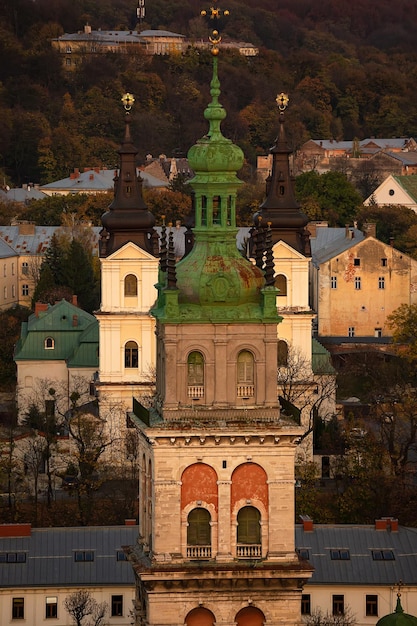 Blick auf die Kirche Mariä Himmelfahrt in Lemberg, Ukraine