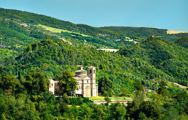 Blick auf die Kirche Saint Bernardino von Urbino in Italien